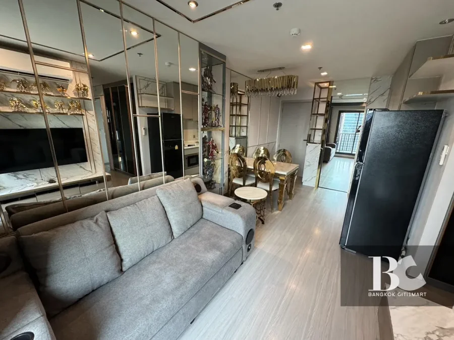 ICONIC LANDMARK ใจกลางห้าแยกลาดพร้าว คุ้ม ครบครัน ตอบรับทุกไลฟ์สไตล์ รองรับการพักผ่อนอย่างเป็นส่วนตัว ไปกับ Highlight Facility คือ Iconic Lobby, Rooftop Facilities และ Panoramic Health Club แบบ 24 ชั่วโมง Sky Work Space พร้อมเปิดรับวิวเมืองแบบ 360 องศา หร