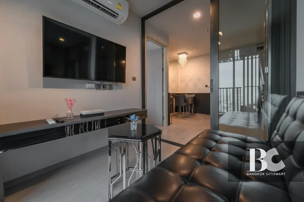 ICONIC LANDMARK ใจกลางห้าแยกลาดพร้าว คุ้ม ครบครัน ตอบรับทุกไลฟ์สไตล์ รองรับการพักผ่อนอย่างเป็นส่วนตัว ไปกับ Highlight Facility คือ Iconic Lobby, Rooftop Facilities และ Panoramic Health Club แบบ 24 ชั่วโมง Sky Work Space พร้อมเปิดรับวิวเมืองแบบ 360 องศา หร