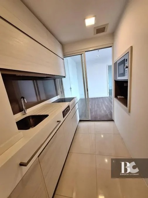 The Room
Sathorn-Taksin