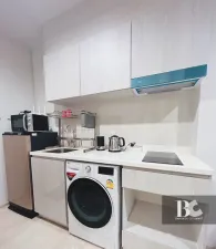 คอนโดไลฟ์สไตล์คนเมือง สะดวกด้วย BTS เพลินจิต และใกล้ศูนย์การค้าชั้นนำ ทั้ง Central Embassy, Central Chidlom, Gaysorn Village และโรงแรมระดับไฮเอนด์อีกมากมาย หนึ่งเดียวบนถนนวิทยุ สัมผัสเอกลักษณ์งานดีไซน์ที่แตกต่าง ด้วยสไตล์ Modern Thai Colonial ผสมผสานความ 