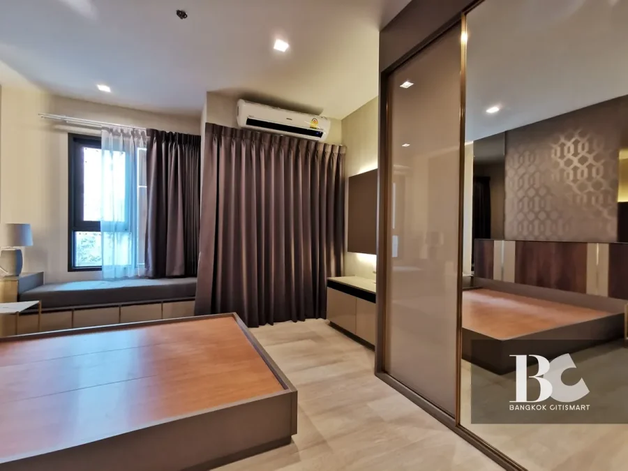 คอนโดไลฟ์สไตล์คนเมือง สะดวกด้วย BTS เพลินจิต และใกล้ศูนย์การค้าชั้นนำ ทั้ง Central Embassy, Central Chidlom, Gaysorn Village และโรงแรมระดับไฮเอนด์อีกมากมาย หนึ่งเดียวบนถนนวิทยุ สัมผัสเอกลักษณ์งานดีไซน์ที่แตกต่าง ด้วยสไตล์ Modern Thai Colonial ผสมผสานความ 