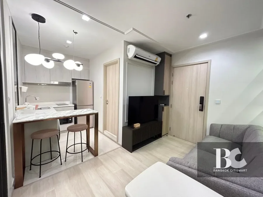 คอนโดไลฟ์สไตล์คนเมือง สะดวกด้วย BTS เพลินจิต และใกล้ศูนย์การค้าชั้นนำ ทั้ง Central Embassy, Central Chidlom, Gaysorn Village และโรงแรมระดับไฮเอนด์อีกมากมาย หนึ่งเดียวบนถนนวิทยุ สัมผัสเอกลักษณ์งานดีไซน์ที่แตกต่าง ด้วยสไตล์ Modern Thai Colonial ผสมผสานความ 