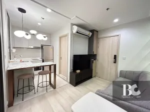 คอนโดไลฟ์สไตล์คนเมือง สะดวกด้วย BTS เพลินจิต และใกล้ศูนย์การค้าชั้นนำ ทั้ง Central Embassy, Central Chidlom, Gaysorn Village และโรงแรมระดับไฮเอนด์อีกมากมาย หนึ่งเดียวบนถนนวิทยุ สัมผัสเอกลักษณ์งานดีไซน์ที่แตกต่าง ด้วยสไตล์ Modern Thai Colonial ผสมผสานความ 