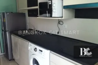 Just the two of US ที่ Life Ratchadapisek เหมือนทั้งโลก...มีแต่คุณสองคน ในที่ซึ่งคนต่างแสวงหาความเข้าใจซึ่งกันและกันอย่างเมืองใหญ่ เป็นไปได้ไหม ที่จะมีใครสักคน เข้าใจในตัวตนและอารมณ์ของ คนอีกคนหนึ่ง...อย่างลึกซึ้ง