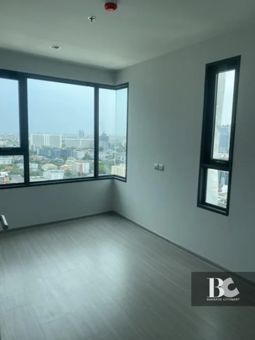 ICONIC LANDMARK ใจกลางห้าแยกลาดพร้าว คุ้ม ครบครัน ตอบรับทุกไลฟ์สไตล์ รองรับการพักผ่อนอย่างเป็นส่วนตัว ไปกับ Highlight Facility คือ Iconic Lobby, Rooftop Facilities และ Panoramic Health Club แบบ 24 ชั่วโมง Sky Work Space พร้อมเปิดรับวิวเมืองแบบ 360 องศา หร