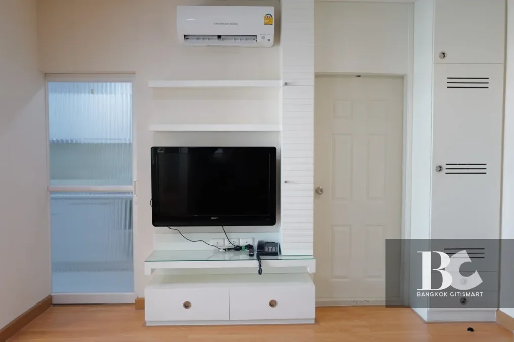 ไลฟ์ แอท รัชดา (Life@Ratchada)  คอนโดรัชดา อยู่ใกล้รถไฟฟ้าใต้ดิน MRT สถานีลาดพร้าว 300 เมตร เข้าออกสะดวกทั้งทางถนนรัชดา และถนนลาดพร้าว