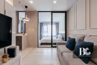 คอนโดไลฟ์สไตล์คนเมือง สะดวกด้วย BTS เพลินจิต และใกล้ศูนย์การค้าชั้นนำ ทั้ง Central Embassy, Central Chidlom, Gaysorn Village และโรงแรมระดับไฮเอนด์อีกมากมาย หนึ่งเดียวบนถนนวิทยุ สัมผัสเอกลักษณ์งานดีไซน์ที่แตกต่าง ด้วยสไตล์ Modern Thai Colonial ผสมผสานความ 