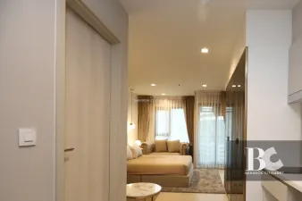 คอนโดไลฟ์สไตล์คนเมือง สะดวกด้วย BTS เพลินจิต และใกล้ศูนย์การค้าชั้นนำ ทั้ง Central Embassy, Central Chidlom, Gaysorn Village และโรงแรมระดับไฮเอนด์อีกมากมาย หนึ่งเดียวบนถนนวิทยุ สัมผัสเอกลักษณ์งานดีไซน์ที่แตกต่าง ด้วยสไตล์ Modern Thai Colonial ผสมผสานความ 