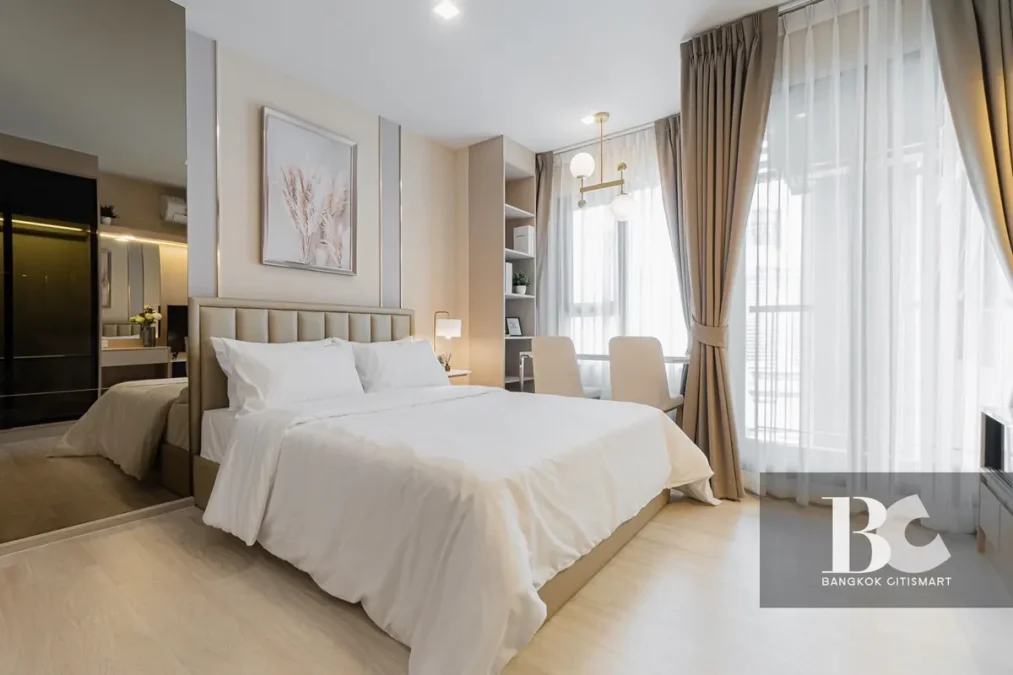 คอนโดไลฟ์สไตล์คนเมือง สะดวกด้วย BTS เพลินจิต และใกล้ศูนย์การค้าชั้นนำ ทั้ง Central Embassy, Central Chidlom, Gaysorn Village และโรงแรมระดับไฮเอนด์อีกมากมาย หนึ่งเดียวบนถนนวิทยุ สัมผัสเอกลักษณ์งานดีไซน์ที่แตกต่าง ด้วยสไตล์ Modern Thai Colonial ผสมผสานความ 