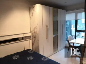 ที่สุดแห่งคอนโด High Rise พร้อมอยู่ใจกลาง New CBD ใกล้ MRT พระราม 9 ตอบโจทย์ทุกการใช้ชีวิตในสังคมเมือง พร้อมกับส่วนกลางใหญ่ถึง 7.5 ไร่* , สระว่ายน้ำ 3 สระ , Fitness 2 ชั้น บนชั้น Rooftop วิวเมือง Grand Lobby สูง 6 เมตร และ Co-Working Space แบบส่วนตัว