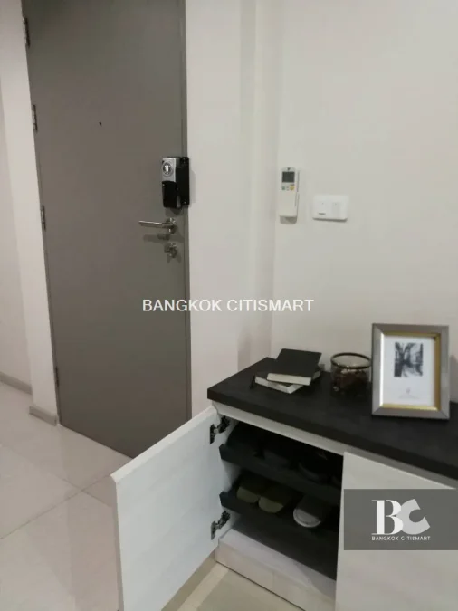 Just the two of US ที่ Life Ratchadapisek เหมือนทั้งโลก...มีแต่คุณสองคน ในที่ซึ่งคนต่างแสวงหาความเข้าใจซึ่งกันและกันอย่างเมืองใหญ่ เป็นไปได้ไหม ที่จะมีใครสักคน เข้าใจในตัวตนและอารมณ์ของ คนอีกคนหนึ่ง...อย่างลึกซึ้ง