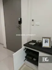 Just the two of US ที่ Life Ratchadapisek เหมือนทั้งโลก...มีแต่คุณสองคน ในที่ซึ่งคนต่างแสวงหาความเข้าใจซึ่งกันและกันอย่างเมืองใหญ่ เป็นไปได้ไหม ที่จะมีใครสักคน เข้าใจในตัวตนและอารมณ์ของ คนอีกคนหนึ่ง...อย่างลึกซึ้ง