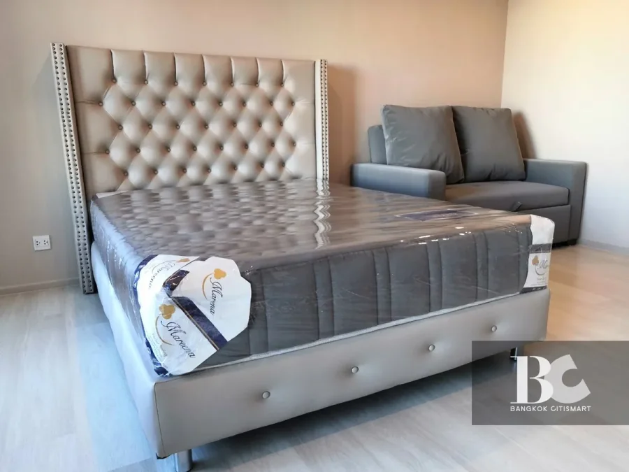 คอนโดไลฟ์สไตล์คนเมือง สะดวกด้วย BTS เพลินจิต และใกล้ศูนย์การค้าชั้นนำ ทั้ง Central Embassy, Central Chidlom, Gaysorn Village และโรงแรมระดับไฮเอนด์อีกมากมาย หนึ่งเดียวบนถนนวิทยุ สัมผัสเอกลักษณ์งานดีไซน์ที่แตกต่าง ด้วยสไตล์ Modern Thai Colonial ผสมผสานความ 