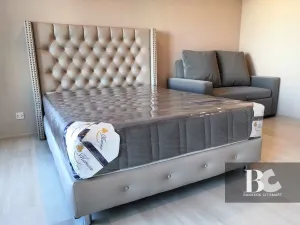 คอนโดไลฟ์สไตล์คนเมือง สะดวกด้วย BTS เพลินจิต และใกล้ศูนย์การค้าชั้นนำ ทั้ง Central Embassy, Central Chidlom, Gaysorn Village และโรงแรมระดับไฮเอนด์อีกมากมาย หนึ่งเดียวบนถนนวิทยุ สัมผัสเอกลักษณ์งานดีไซน์ที่แตกต่าง ด้วยสไตล์ Modern Thai Colonial ผสมผสานความ 