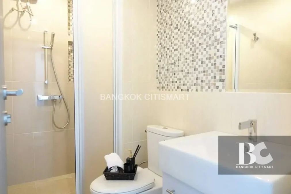 Just the two of US ที่ Life Ratchadapisek เหมือนทั้งโลก...มีแต่คุณสองคน ในที่ซึ่งคนต่างแสวงหาความเข้าใจซึ่งกันและกันอย่างเมืองใหญ่ เป็นไปได้ไหม ที่จะมีใครสักคน เข้าใจในตัวตนและอารมณ์ของ คนอีกคนหนึ่ง...อย่างลึกซึ้ง