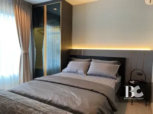 ที่สุดแห่งคอนโด High Rise พร้อมอยู่ใจกลาง New CBD ใกล้ MRT พระราม 9 ตอบโจทย์ทุกการใช้ชีวิตในสังคมเมือง พร้อมกับส่วนกลางใหญ่ถึง 7.5 ไร่* , สระว่ายน้ำ 3 สระ , Fitness 2 ชั้น บนชั้น Rooftop วิวเมือง Grand Lobby สูง 6 เมตร และ Co-Working Space แบบส่วนตัว