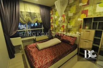 Just the two of US ที่ Life Ratchadapisek เหมือนทั้งโลก...มีแต่คุณสองคน ในที่ซึ่งคนต่างแสวงหาความเข้าใจซึ่งกันและกันอย่างเมืองใหญ่ เป็นไปได้ไหม ที่จะมีใครสักคน เข้าใจในตัวตนและอารมณ์ของ คนอีกคนหนึ่ง...อย่างลึกซึ้ง