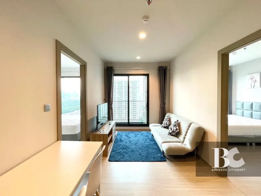 ที่สุดแห่งคอนโด High Rise พร้อมอยู่ใจกลาง New CBD ใกล้ MRT พระราม 9 ตอบโจทย์ทุกการใช้ชีวิตในสังคมเมือง พร้อมกับส่วนกลางใหญ่ถึง 7.5 ไร่* , สระว่ายน้ำ 3 สระ , Fitness 2 ชั้น บนชั้น Rooftop วิวเมือง Grand Lobby สูง 6 เมตร และ Co-Working Space แบบส่วนตัว