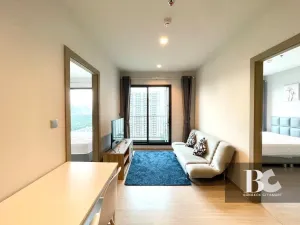 ที่สุดแห่งคอนโด High Rise พร้อมอยู่ใจกลาง New CBD ใกล้ MRT พระราม 9 ตอบโจทย์ทุกการใช้ชีวิตในสังคมเมือง พร้อมกับส่วนกลางใหญ่ถึง 7.5 ไร่* , สระว่ายน้ำ 3 สระ , Fitness 2 ชั้น บนชั้น Rooftop วิวเมือง Grand Lobby สูง 6 เมตร และ Co-Working Space แบบส่วนตัว