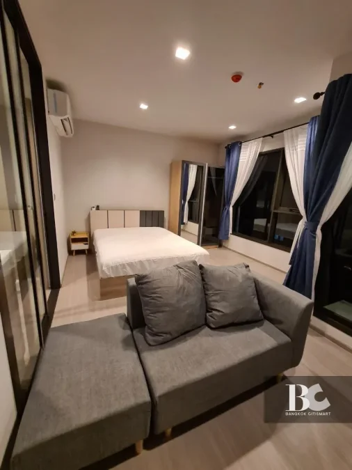 ที่สุดแห่งคอนโด High Rise พร้อมอยู่ใจกลาง New CBD ใกล้ MRT พระราม 9 ตอบโจทย์ทุกการใช้ชีวิตในสังคมเมือง พร้อมกับส่วนกลางใหญ่ถึง 7.5 ไร่* , สระว่ายน้ำ 3 สระ , Fitness 2 ชั้น บนชั้น Rooftop วิวเมือง Grand Lobby สูง 6 เมตร และ Co-Working Space แบบส่วนตัว