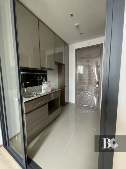 THE LINE
Phahon-Pradipat