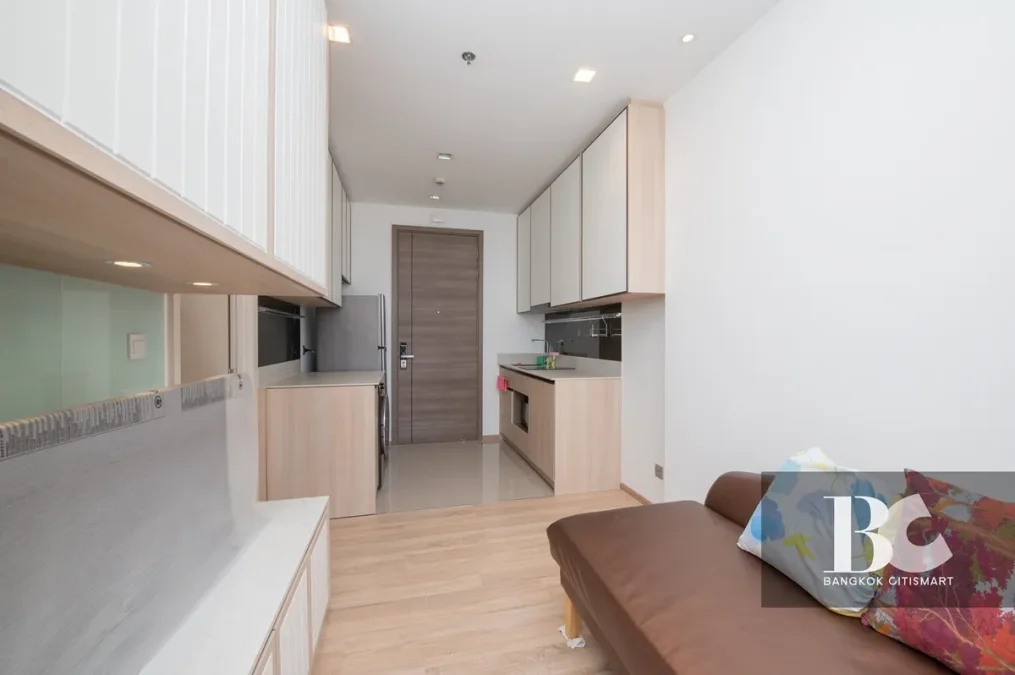 THE LINE
Phahon-Pradipat