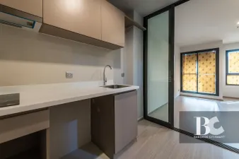 ICONIC LANDMARK ใจกลางห้าแยกลาดพร้าว คุ้ม ครบครัน ตอบรับทุกไลฟ์สไตล์ รองรับการพักผ่อนอย่างเป็นส่วนตัว ไปกับ Highlight Facility คือ Iconic Lobby, Rooftop Facilities และ Panoramic Health Club แบบ 24 ชั่วโมง Sky Work Space พร้อมเปิดรับวิวเมืองแบบ 360 องศา หร