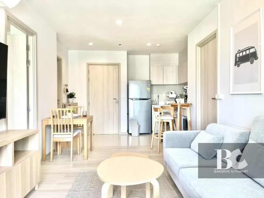 คอนโดไลฟ์สไตล์คนเมือง สะดวกด้วย BTS เพลินจิต และใกล้ศูนย์การค้าชั้นนำ ทั้ง Central Embassy, Central Chidlom, Gaysorn Village และโรงแรมระดับไฮเอนด์อีกมากมาย หนึ่งเดียวบนถนนวิทยุ สัมผัสเอกลักษณ์งานดีไซน์ที่แตกต่าง ด้วยสไตล์ Modern Thai Colonial ผสมผสานความ 