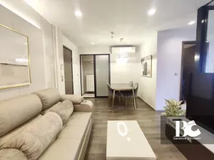 โอเอซิสคอนโดใหม่ พร้อมอยู่! สไตล์ Hide & Seek พบห้องรูปแบบ Cantilever Room ยูนิตพักอาศัยดีไซน์พิเศษ พื้นที่ภายในห้องชุดลอยออกมาจากตัวอาคาร เสมือนการพักผ่อนอยู่บนเชิงเขา ส่วนกลางใหญ่อลังการที่สุดในย่าน พร้อม Triple Facilities ใกล้ BTS ห้าแยกลาดพร้าว เชื่อม