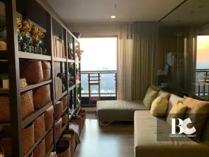 โอเอซิสคอนโดใหม่ พร้อมอยู่! สไตล์ Hide & Seek พบห้องรูปแบบ Cantilever Room ยูนิตพักอาศัยดีไซน์พิเศษ พื้นที่ภายในห้องชุดลอยออกมาจากตัวอาคาร เสมือนการพักผ่อนอยู่บนเชิงเขา ส่วนกลางใหญ่อลังการที่สุดในย่าน พร้อม Triple Facilities ใกล้ BTS ห้าแยกลาดพร้าว เชื่อม