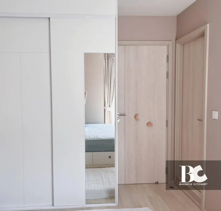 คอนโดไลฟ์สไตล์คนเมือง สะดวกด้วย BTS เพลินจิต และใกล้ศูนย์การค้าชั้นนำ ทั้ง Central Embassy, Central Chidlom, Gaysorn Village และโรงแรมระดับไฮเอนด์อีกมากมาย หนึ่งเดียวบนถนนวิทยุ สัมผัสเอกลักษณ์งานดีไซน์ที่แตกต่าง ด้วยสไตล์ Modern Thai Colonial ผสมผสานความ 