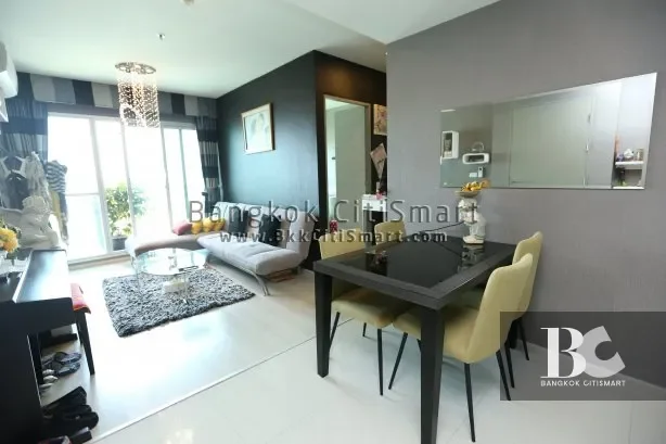 Just the two of US ที่ Life Ratchadapisek เหมือนทั้งโลก...มีแต่คุณสองคน ในที่ซึ่งคนต่างแสวงหาความเข้าใจซึ่งกันและกันอย่างเมืองใหญ่ เป็นไปได้ไหม ที่จะมีใครสักคน เข้าใจในตัวตนและอารมณ์ของ คนอีกคนหนึ่ง...อย่างลึกซึ้ง