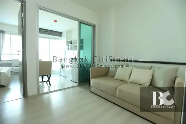 Just the two of US ที่ Life Ratchadapisek เหมือนทั้งโลก...มีแต่คุณสองคน ในที่ซึ่งคนต่างแสวงหาความเข้าใจซึ่งกันและกันอย่างเมืองใหญ่ เป็นไปได้ไหม ที่จะมีใครสักคน เข้าใจในตัวตนและอารมณ์ของ คนอีกคนหนึ่ง...อย่างลึกซึ้ง