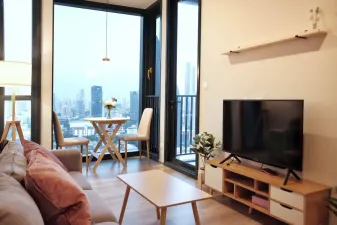 โอกะ เฮ้าส์ ทำเลบนสุขุมวิท 36 พร้อมเลาจน์, พื้นที่ทำงานส่วนกลาง และพื้นที่ครัวส่วนกลางและสวนลอยฟ้า