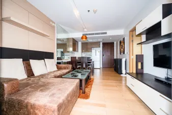 คอนโดมิเนียม สิริ แอท สุขุมวิท ห่างจากสถานีรถไฟฟ้าทองหล่อประมาณ 150 เมตร