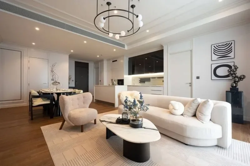 มิวนีค หลังสวน คอนโดมิเนียมหรู ตั้งอยู่บนถนนสารสิน