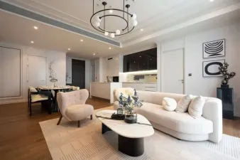 มิวนีค หลังสวน คอนโดมิเนียมหรู ตั้งอยู่บนถนนสารสิน