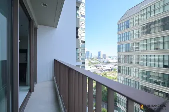 ดิ เอ็มโพริโอ เพลส