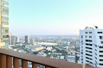 ดิ เอ็มโพริโอ เพลส