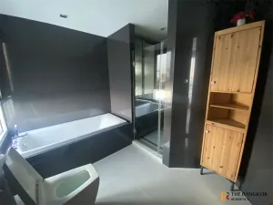 ริธึ่ม สาทร