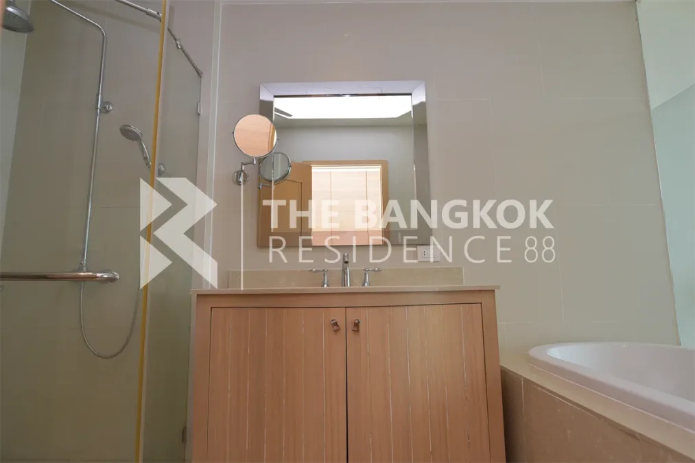 ดิ เอ็มไพร์ เพลส