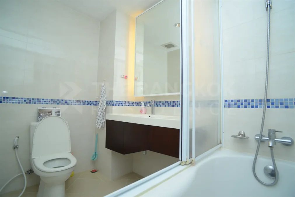 ไลฟ์ แอท สาทร 10