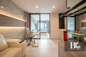 คอนโดไลฟ์สไตล์คนเมือง สะดวกด้วย BTS เพลินจิต และใกล้ศูนย์การค้าชั้นนำ ทั้ง Central Embassy, Central Chidlom, Gaysorn Village และโรงแรมระดับไฮเอนด์อีกมากมาย หนึ่งเดียวบนถนนวิทยุ สัมผัสเอกลักษณ์งานดีไซน์ที่แตกต่าง ด้วยสไตล์ Modern Thai Colonial ผสมผสานความ 