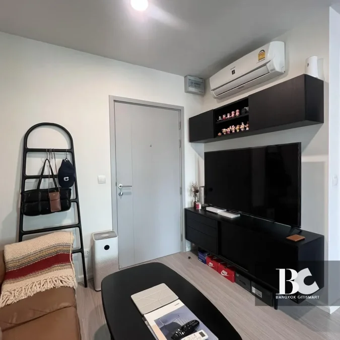 คอนโดพร้อมอยู่ สไตล์อังกฤษ ตอบโจทย์ไลฟ์สไตล์คนเมือง เดินทางสะดวก ใกล้ MRT ตรงข้ามเซ็นทรัลแกรนด์พระราม 9 A New Luxe Classic Condominium กับงานดีไซน์ที่สวยสะดุดตา มาพร้อมกับบรรยากาศโครงการ และส่วนกลางแบบเต็มอิ่ม ทั้งพื้นที่สีเขียวขนาดใหญ่ สระว่ายน้ำ 2 สระ, 