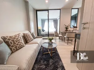 คอนโดไลฟ์สไตล์คนเมือง สะดวกด้วย BTS เพลินจิต และใกล้ศูนย์การค้าชั้นนำ ทั้ง Central Embassy, Central Chidlom, Gaysorn Village และโรงแรมระดับไฮเอนด์อีกมากมาย หนึ่งเดียวบนถนนวิทยุ สัมผัสเอกลักษณ์งานดีไซน์ที่แตกต่าง ด้วยสไตล์ Modern Thai Colonial ผสมผสานความ 