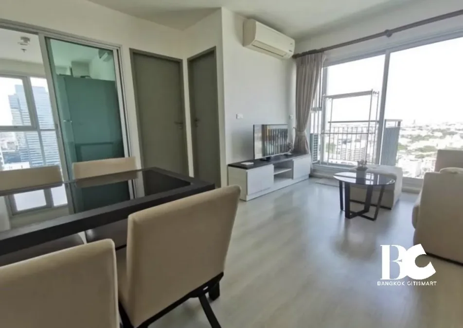 Just the two of US ที่ Life Ratchadapisek เหมือนทั้งโลก...มีแต่คุณสองคน ในที่ซึ่งคนต่างแสวงหาความเข้าใจซึ่งกันและกันอย่างเมืองใหญ่ เป็นไปได้ไหม ที่จะมีใครสักคน เข้าใจในตัวตนและอารมณ์ของ คนอีกคนหนึ่ง...อย่างลึกซึ้ง