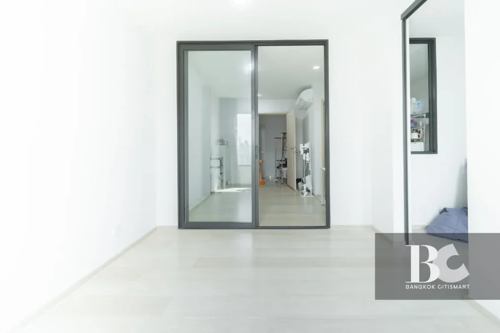 คอนโดไลฟ์สไตล์คนเมือง สะดวกด้วย BTS เพลินจิต และใกล้ศูนย์การค้าชั้นนำ ทั้ง Central Embassy, Central Chidlom, Gaysorn Village และโรงแรมระดับไฮเอนด์อีกมากมาย หนึ่งเดียวบนถนนวิทยุ สัมผัสเอกลักษณ์งานดีไซน์ที่แตกต่าง ด้วยสไตล์ Modern Thai Colonial ผสมผสานความ 