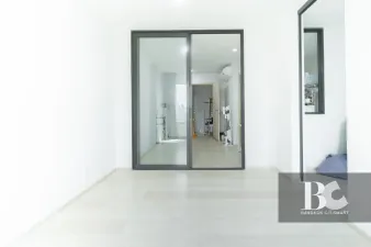 คอนโดไลฟ์สไตล์คนเมือง สะดวกด้วย BTS เพลินจิต และใกล้ศูนย์การค้าชั้นนำ ทั้ง Central Embassy, Central Chidlom, Gaysorn Village และโรงแรมระดับไฮเอนด์อีกมากมาย หนึ่งเดียวบนถนนวิทยุ สัมผัสเอกลักษณ์งานดีไซน์ที่แตกต่าง ด้วยสไตล์ Modern Thai Colonial ผสมผสานความ 