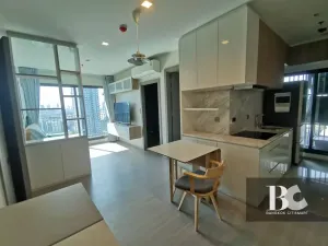 ที่สุดแห่งคอนโด High Rise พร้อมอยู่ใจกลาง New CBD ใกล้ MRT พระราม 9 ตอบโจทย์ทุกการใช้ชีวิตในสังคมเมือง พร้อมกับส่วนกลางใหญ่ถึง 7.5 ไร่* , สระว่ายน้ำ 3 สระ , Fitness 2 ชั้น บนชั้น Rooftop วิวเมือง Grand Lobby สูง 6 เมตร และ Co-Working Space แบบส่วนตัว