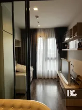 โอเอซิสคอนโดใหม่ พร้อมอยู่! สไตล์ Hide & Seek พบห้องรูปแบบ Cantilever Room ยูนิตพักอาศัยดีไซน์พิเศษ พื้นที่ภายในห้องชุดลอยออกมาจากตัวอาคาร เสมือนการพักผ่อนอยู่บนเชิงเขา ส่วนกลางใหญ่อลังการที่สุดในย่าน พร้อม Triple Facilities ใกล้ BTS ห้าแยกลาดพร้าว เชื่อม